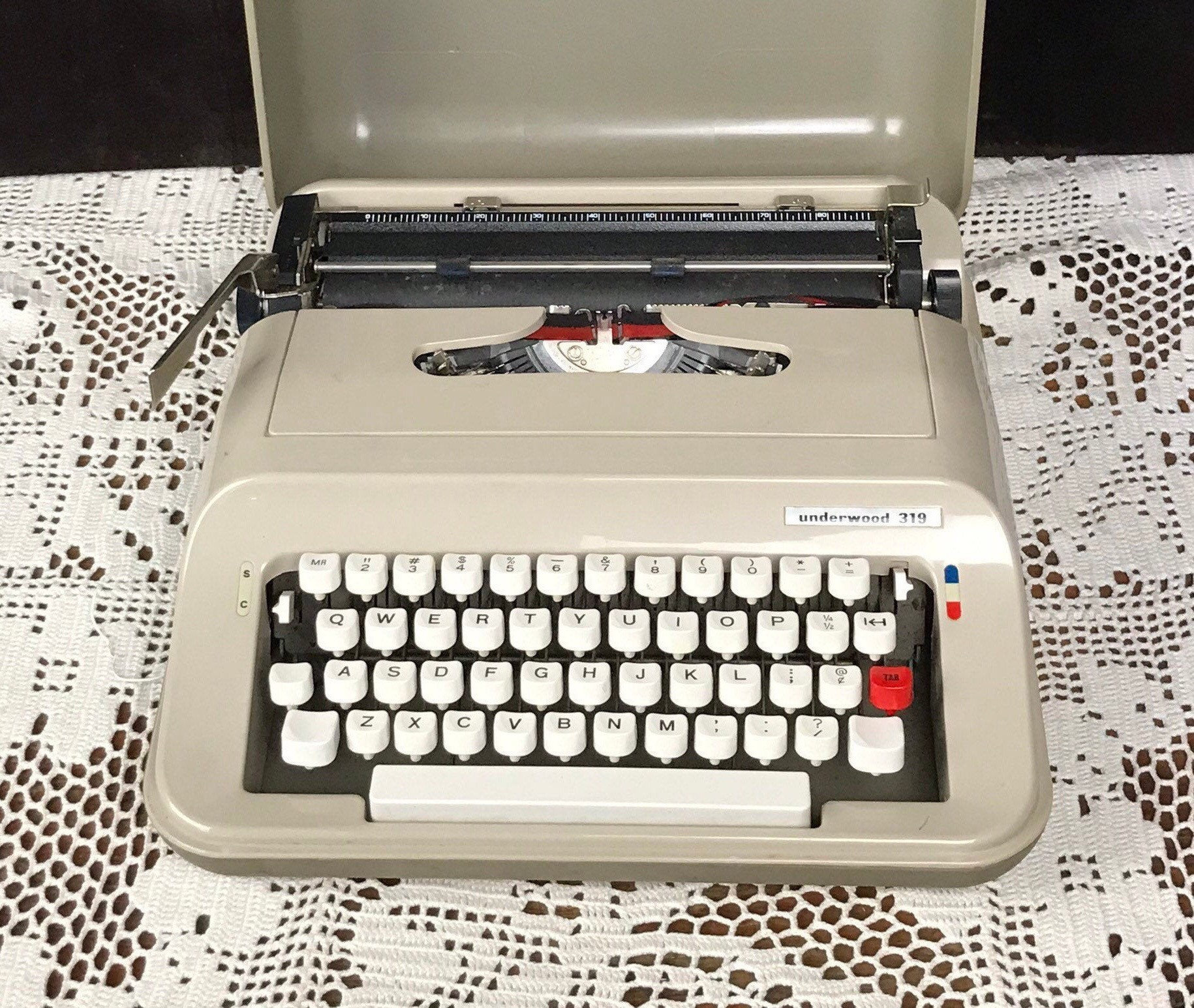 1970's Underwood 319 Portable Typewriter w/ Case Made in Spain