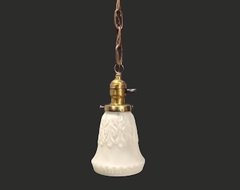Lampada a sospensione in ottone degli anni '20 con paralume in vetro sbalzato: ricablata e restaurata.