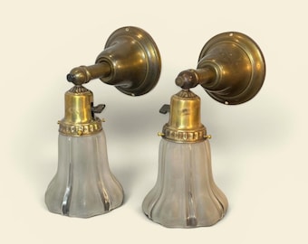 Conjunto de 2 arandelas de parede elétricas antigas em latão, da década de 1920, com cúpulas de vidro artístico canelado.