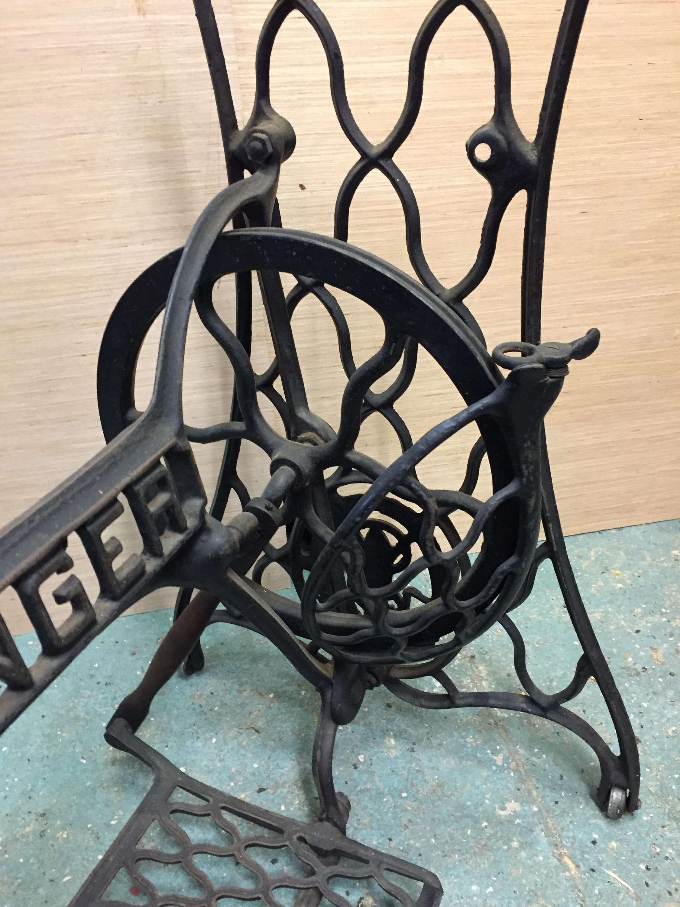 Antique Cast Iron SINGER Treadle Sewing Machine Base Complete Re