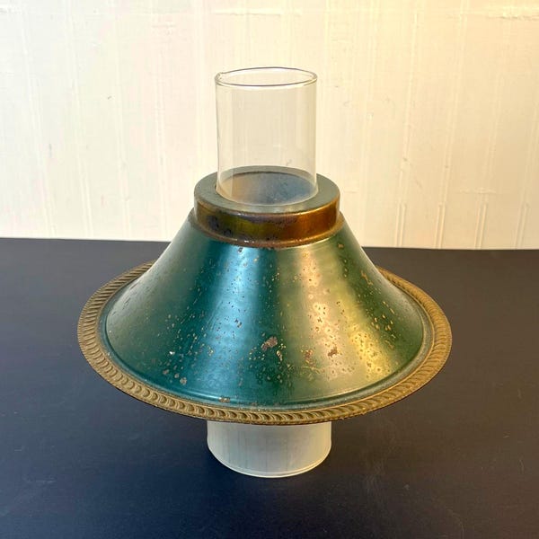 Abajur vintage em metal pintado com refletor para lâmpada a óleo e chaminé de vidro.