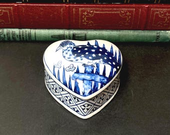 Qing Dynasty, Heart Shaped Porcelain Box with Blue and White Bird