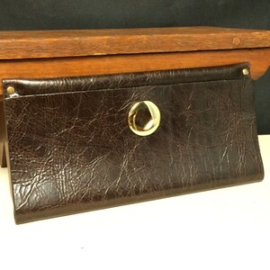 Cartera de mano plegable de cuero marrón de Moss Mills, con tachuelas doradas grandes y pequeñas, cartera hecha a mano, elegante cartera de mano