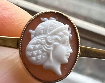 Antique English Art Nouveau Shell Cameo Bar Brooch Hallmarked 15 ct Gold, c early 1900s