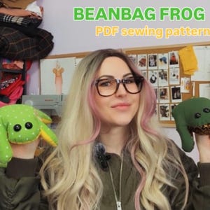 Könnte beinhalten: Eine Frau hält zwei handgemachte Sitzsackfrösche. Einer ist grün mit weißen Punkten und gelben Akzenten. Der andere ist einfarbig grün mit Leopardenmuster auf der Unterseite. Der Text "BEANBAG FROG PDF sewing pattern" steht oben.