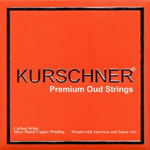 Puede incluir: Una caja naranja con el nombre de la marca "KURSCHNER" en letras plateadas. Debajo, se lee "Premium Oud Strings". La parte inferior de la caja enumera "Carbon String" y "Silver Plated Copper Winding".
