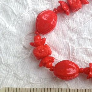 Cuentas opacas de cristal checo rojo vintage con forma de flor y nuez