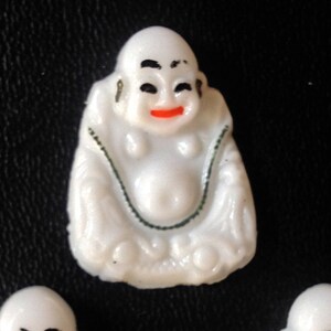 Zestaw 3 kaboszonów ze szkła Vintage German Buddha White - 26 x 19 mm