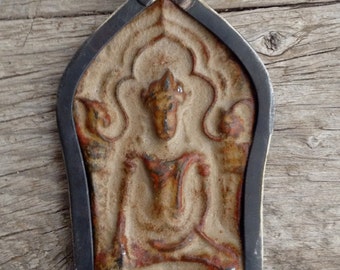 Grote messing of bronzen zittende Boeddha-hanger uit Thailand - 2 3/4 inch (68 mm)