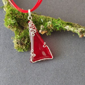 Ciondolo cabochon triangolo rosso avvolto in filo di vetro placcato argento