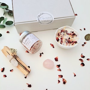 Coffret cadeau pour femme Harmonie, sel de bain parfumé à la rose, bougie naturelle fleurie fait main, pierre roulée de quartz rose