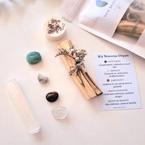 Peut inclure: Un kit Nouveau Départ avec une pochette blanche, une petite bougie ronde à la lavande, un fagot de Palo Santo, des cristaux et une carte avec du texte en français. Le kit comprend Aventurine, Howlite, Jaspe Fancy, Cristal de Roche et Sélénite.