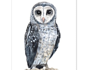 Op de afbeelding: Waterverf schilderij van een grijze en zwarte uil met grote, donkere ogen. De uil zit op een tak met gevouwen vleugels.