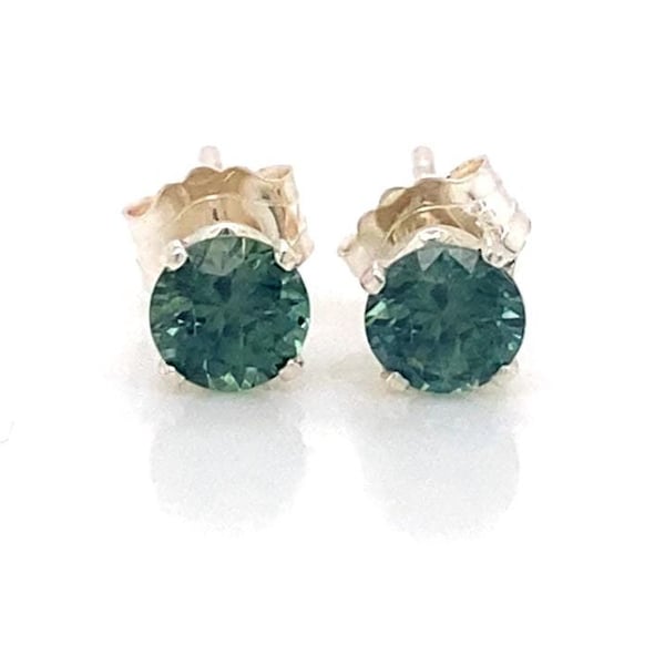 Pendientes de botón de zafiro Montana de 4 mm y 0,60 ct en total, en plata de ley o chapados en oro