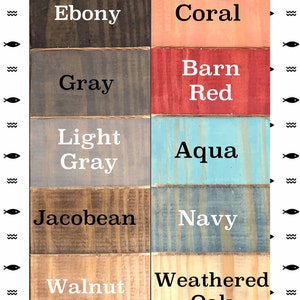 Op de afbeelding: Een kleurenkaart voor houtbeits met 10 verschillende houtbeitskleuren. De kleuren zijn Ebony, Coral, Grey, Barn Red, Light Grey, Aqua, Jacobean, Navy, Walnut en Weathered Oak.