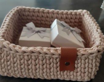 Square basket in light biscuit with leather patch