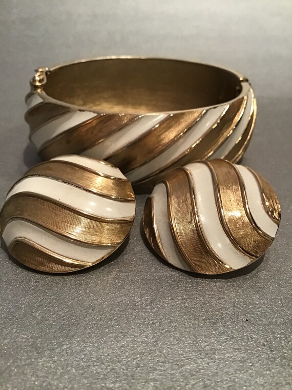 Vintage Trifari Bracelet Earring Set Trifari White