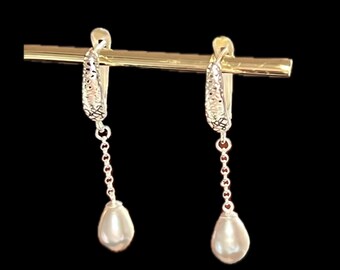 Pearls dangling earrings.