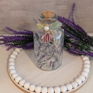 Dekor i glasflaska med lavendel | Lavendelvas i Cottagecore | Blommig flaska i lantlig stil | Rustik lila blomdekor | Handgjord dekorativ glasflaska