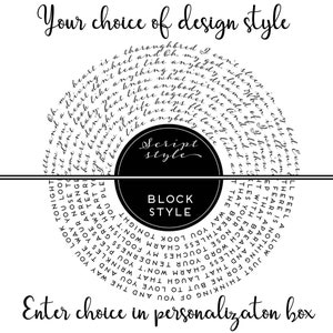 Puede incluir: Una imagen en blanco y negro que muestra dos estilos de dise&ntilde;o diferentes para un disco de vinilo. El estilo superior se llama "Script" y el estilo inferior se llama "Block". La imagen incluye texto que dice "Tu elecci&oacute;n de estilo de dise&ntilde;o" y "Ingresa tu elecci&oacute;n en el cuadro de personalizaci&oacute;n".