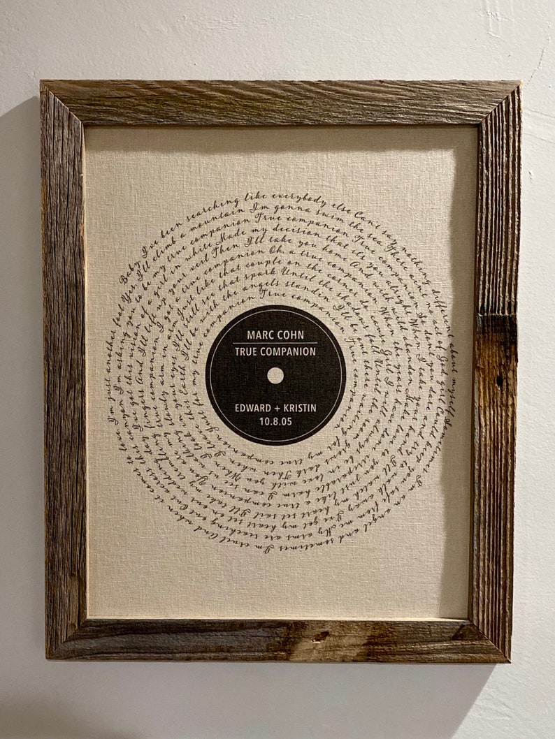 Puede incluir: Una impresi&oacute;n enmarcada de una letra de canci&oacute;n con un dise&ntilde;o en forma de disco. La letra est&aacute; escrita a mano y el disco presenta el t&iacute;tulo de la canci&oacute;n "True Companion" de Marc Cohn, los nombres "Edward + Kristin" y la fecha "10.8.05".