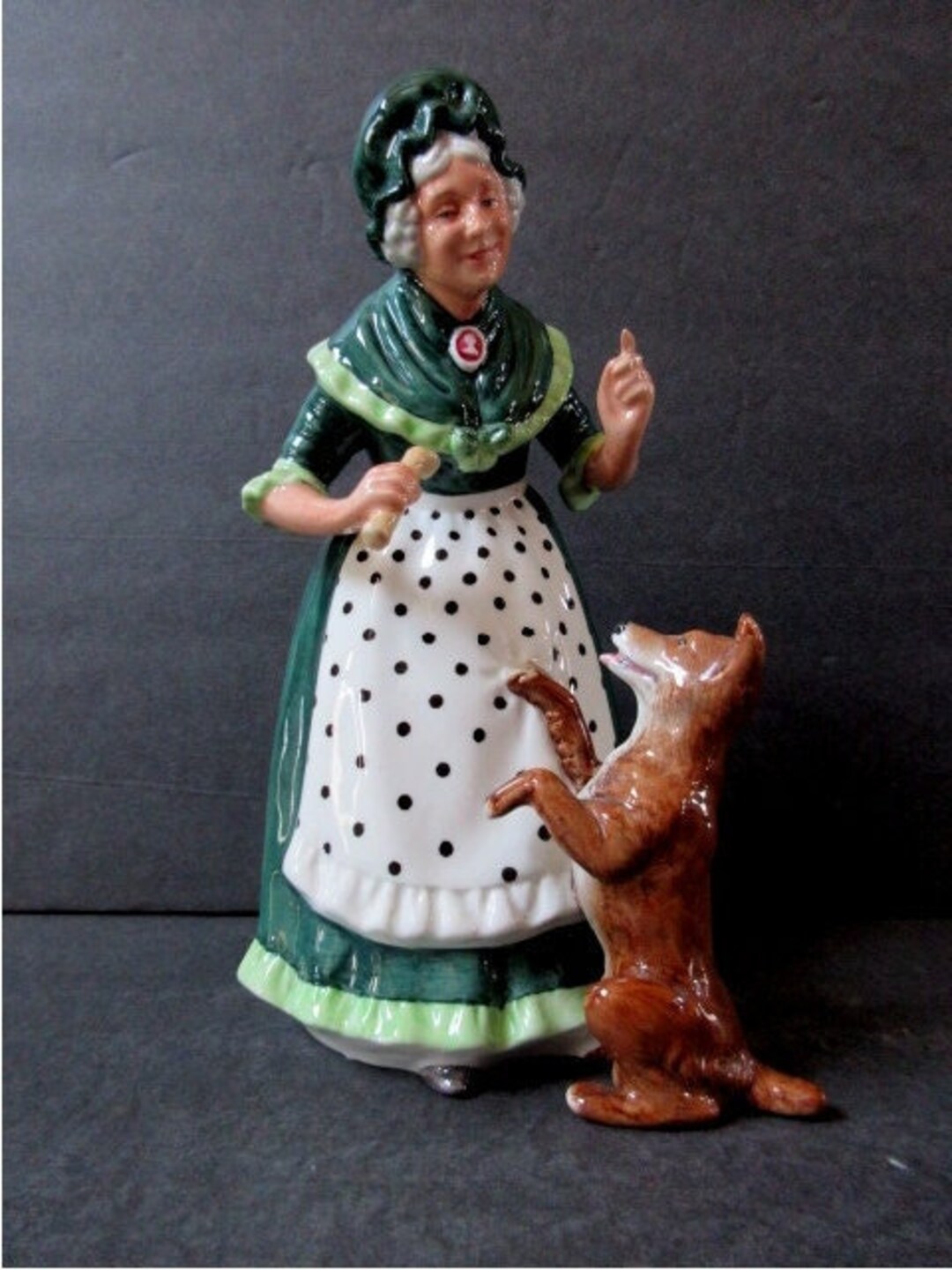 Royal Doulton Figurine Old Mother Hubbard HN 2314 8 Tall Mint Condition