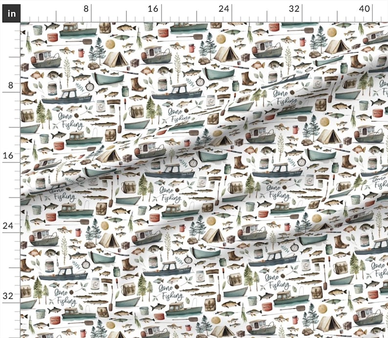 K&ouml;nnte beinhalten: Ein wei&szlig;er Hintergrund mit einem sich wiederholenden Muster aus Aquarell-Illustrationen von fischereilichen Gegenst&auml;nden. Das Muster enth&auml;lt Boote, Fische, Angelruten, Stiefel, B&auml;ume, Zelte und Gl&auml;ser. Der Text "Gone Fishing" erscheint im gesamten Muster.