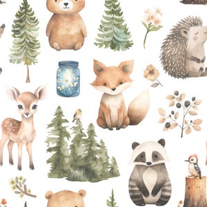 K&ouml;nnte beinhalten: Ein nahtloses Muster mit Aquarellillustrationen von Waldtieren und -elementen. Das Design umfasst einen B&auml;ren, einen Fuchs, ein Reh, einen Waschb&auml;ren, einen Igel und ein Glas mit Gl&uuml;hw&uuml;rmchen. Gr&uuml;ne B&auml;ume, Blumen und Beeren sind auf wei&szlig;em Hintergrund vorhanden.