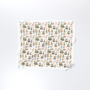 K&ouml;nnte beinhalten: Wei&szlig;er Stoff mit einem sich wiederholenden Muster aus Aquarell-Waldtieren, darunter B&auml;ren, Hirsche, F&uuml;chse und Pandas, zusammen mit B&auml;umen und kleinen blauen Gl&auml;sern. Das Design ist in Braun-, Gr&uuml;n- und Blaut&ouml;nen gehalten.