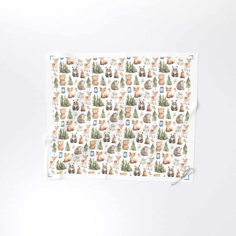 K&ouml;nnte beinhalten: Wei&szlig;er Stoff mit einem sich wiederholenden Muster aus Aquarell-Waldtieren, darunter B&auml;ren, Hirsche, F&uuml;chse und Pandas, zusammen mit B&auml;umen und kleinen blauen Gl&auml;sern. Das Design ist in Braun-, Gr&uuml;n- und Blaut&ouml;nen gehalten.