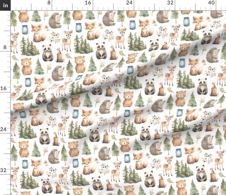 K&ouml;nnte beinhalten: Wei&szlig;er Stoff mit einem sich wiederholenden Muster von Waldtieren und B&auml;umen. Das Design umfasst F&uuml;chse, Rehe, Waschb&auml;ren, B&auml;ren, Igel und kleine Kiefern in Braun-, Gr&uuml;n- und Blaut&ouml;nen. Geeignet f&uuml;r verschiedene Bastelprojekte.