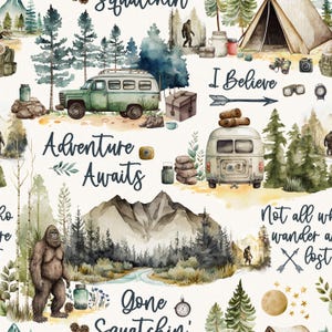 Peut inclure: Une illustration aquarelle d'une scène de camping avec un camping-car vintage, une tente, un Bigfoot et des montagnes. Le texte "Adventure Awaits" est écrit en bleu. Le texte "Gone Sasquatchin'" est écrit en bleu. Le texte "I Believe" est écrit en bleu. Le texte "Not all who wander are lost" est écrit en bleu.