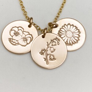 Birth Flower Necklace. Personalized Floral Disc Necklace. Custom Birth Month Flower Charm for Mom. Flower Jewelry. Dainty Keepsake Gift