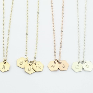 Collar hexagonal personalizado. Hexágono inicial. Joyería geométrica mínima simple. Oro, plata o oro rosa llenan letter tag. Regalo para ella