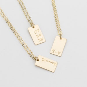 Collier Rectangle Tag personnalisé. Pendentif à plaque dimmatriculation estampillé à la main. Custom Initial, Nom, Collier de date. Cadeau personnalisé de la fête des mères image 1