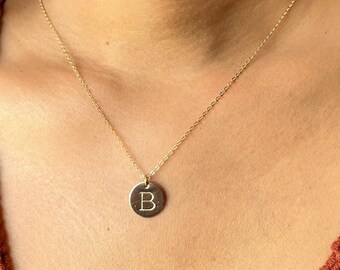 Collier initiale cercle. Collier disque personnalisé. Initiales personnalisées ou collier symbole disque. Médaillon Dainty, remplissage d'or 14 carats, argent ou rose