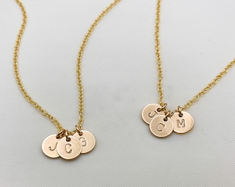 Collar con inicial pequeña en forma de disco: collar para madres con iniciales personalizadas, letra o símbolo personalizado, relleno de oro de 14 k, plata de ley y oro rosa.