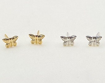 Pendientes de mariposa. Pendientes de mariposa. Pendientes delicados. Pendientes minimalistas. Pequeños pendientes de tachuelas. Mariposa pequeña.  Regalos para ella.