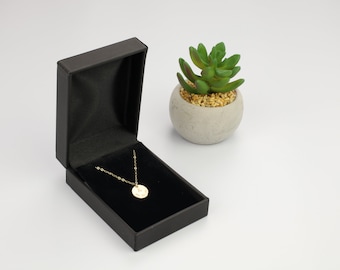 Ajoutez une boîte cadeau de bijoux en faux cuir à votre cadeau. Mise à niveau de la boîte cadeau en similicuir. Coffret cadeau de bijoux en cuir noir.
