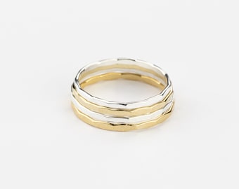 Anillo de apilamiento martillado. Oro o plata. Anillo texturizado. Anillo delicado simple. Banda de anillo minimalista moderna. Pila de anillos delgados de oro. Regalo para ella