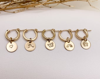 Pendientes de aro. Pendiente colgante de aro Heggie. Pendiente de aro relleno de oro de 14k con dijes personalizados. Charm Corazón, Mariposa, Ola, Arco Iris