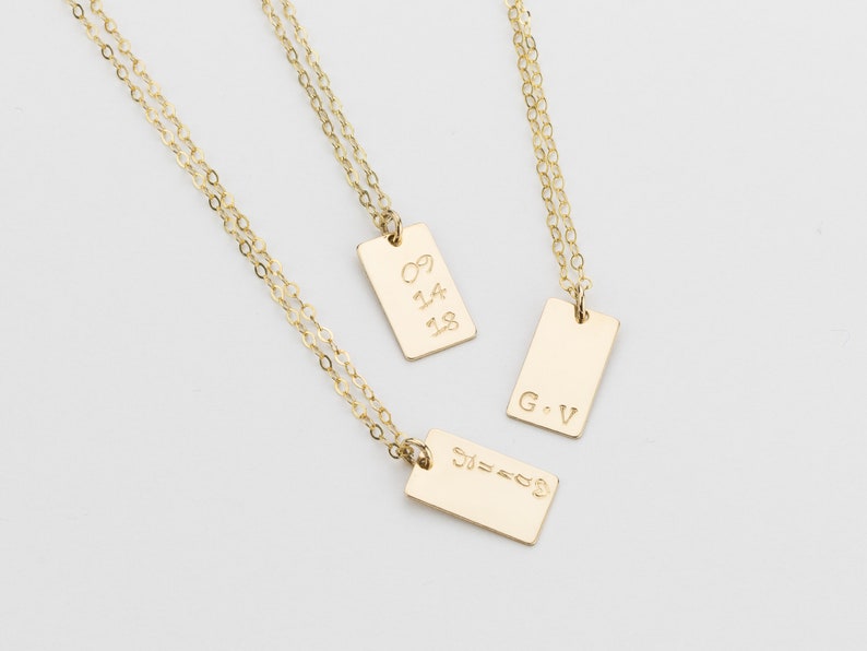 Collier Rectangle Tag personnalisé. Pendentif à plaque dimmatriculation estampillé à la main. Custom Initial, Nom, Collier de date. Cadeau personnalisé de la fête des mères image 6