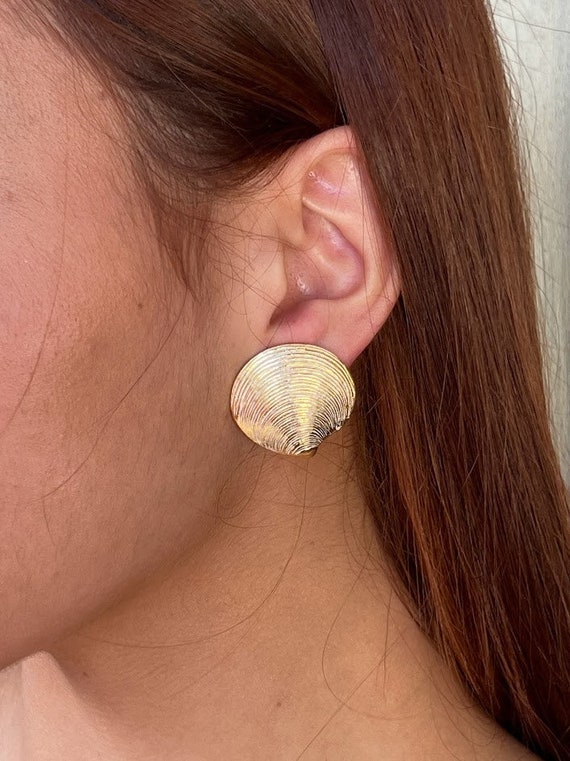 seashell 90’s vintage stud earrings | gold