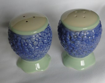 Vintage Pfaitzgraff " Summer Breeze" Ceramic Salt and Pepper Shakers Serving and Dining / Kitchen and Dining