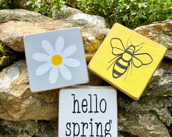 Hello Spring Sign, Rustic Spring Block Decor, Daisy Flower Bee Wooden Blocks Sign, Bee Decor, Tier Tray Decoration, Mother's Day Gift, Shelf