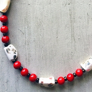Red CoraRed Coral Rounds, Shell Nuggets mit Coral und Brown Matrix, Brown Seed Perlen mit einem Sterling Silver Mermaid Dangle bei Silver Clasp