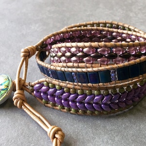 Fiskbensfärgad stege-wrap-armband i 3 olika designer av vävda SuperDuos, Tila-rutor och rosor med tjeckisk glas-trollsländeknapp