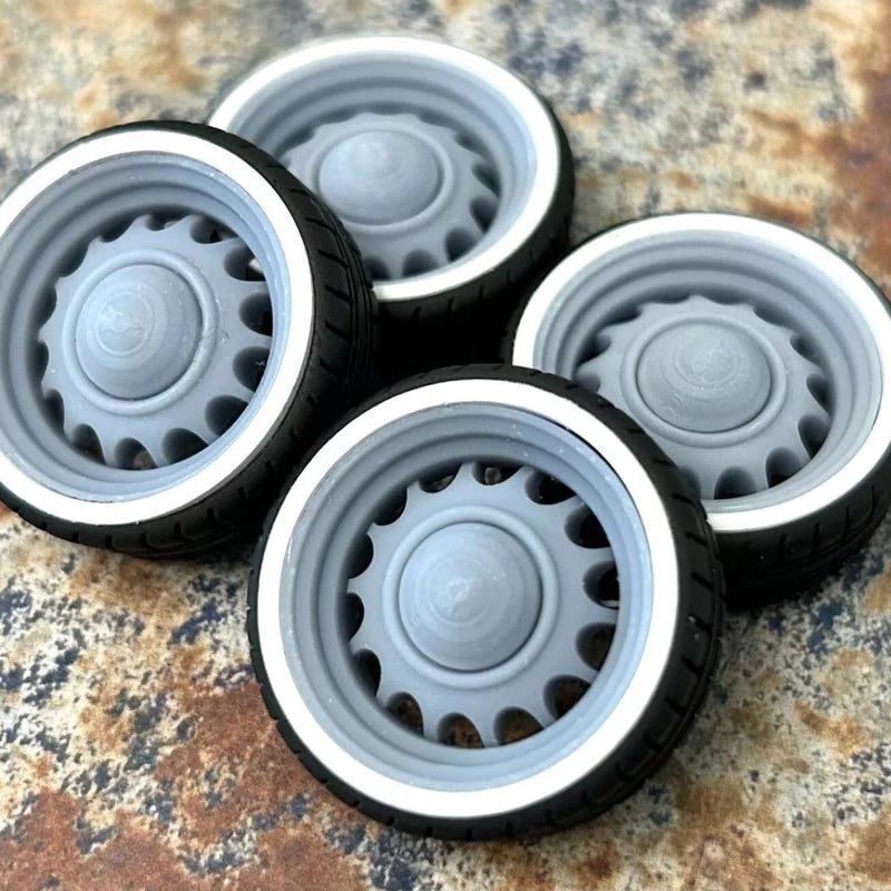 thumbnail image 2 of 1/24 Scale Resin 25" Full Wheel Set For Scale Modeling – Unpainted Retro Style 2 of 6