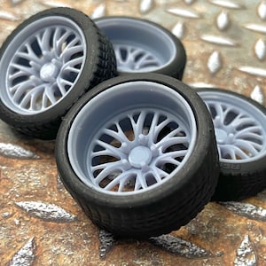 3D-gedruckte 20/21 Zoll Weld S82 Style Räder auf breiten hinteren Straßenreifen. Maßstab 1:24 oder 1:25.