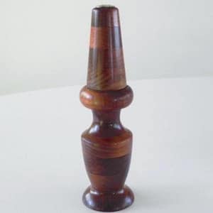 Może przedstawiać: Zestaw solniczki i pieprzniczki z drewna o unikalnym, wielokolorowym wzorze. Solniczki mają kształt wazonu z wąskim wierzchołkiem i szerszą podstawą.